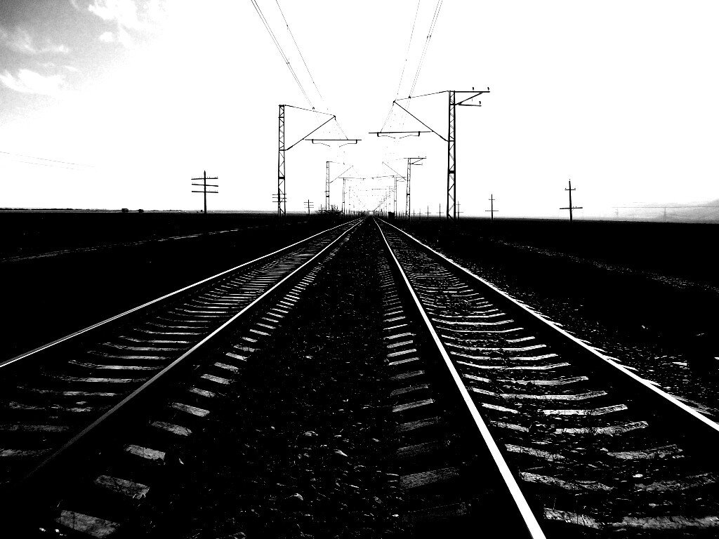 Железная дорога уходит вдаль обои