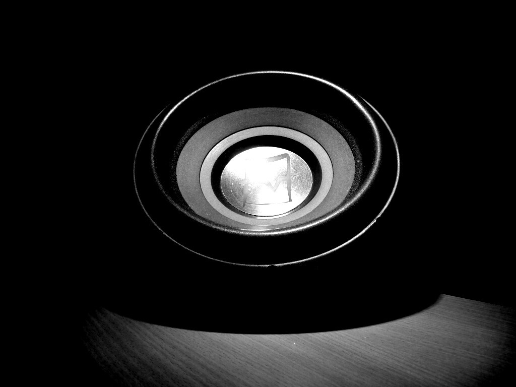 Сабвуфер в углу обои