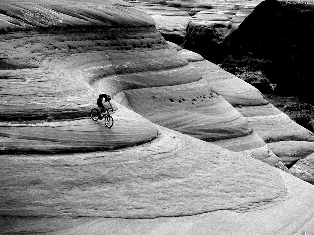 Опасный спуск на велосипеде обои