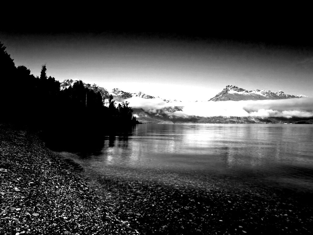 Озеро в предгорье обои