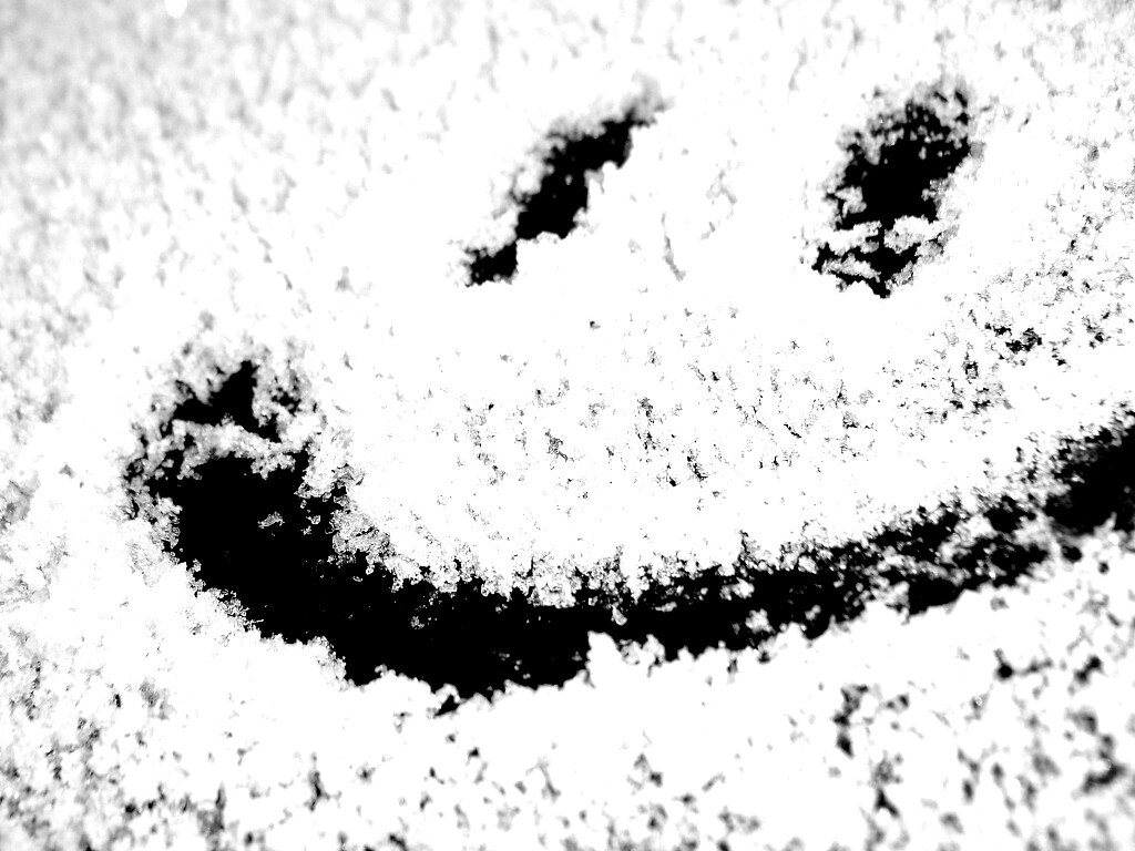 Смайлик на заснеженном стекле обои