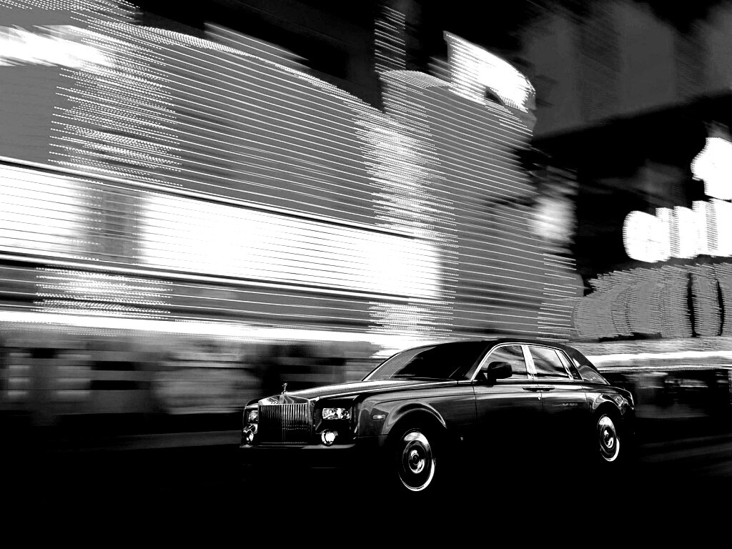 Rolls-Royce Phantom едет через город обои