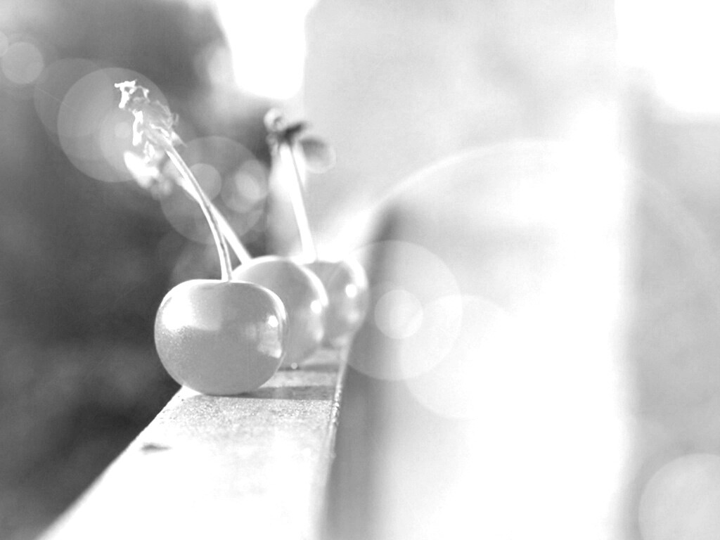 Вишенки на перилах обои