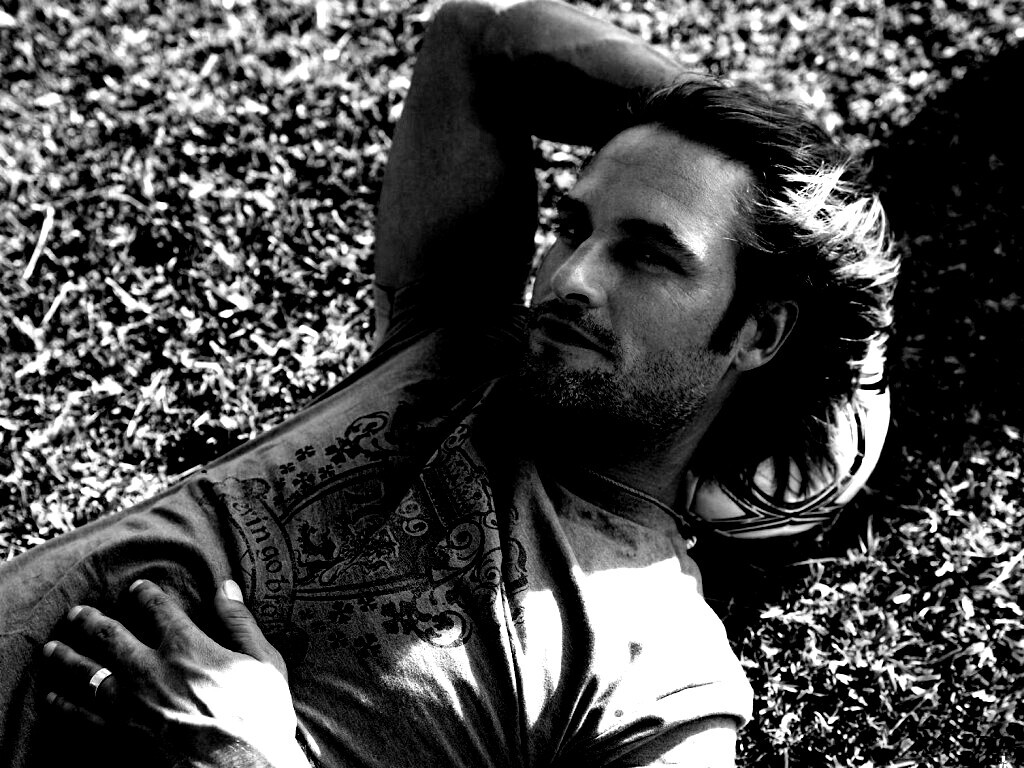 Джош Холлоуэй с мячом обои