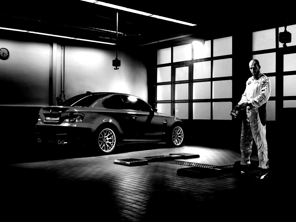 Гонщик и BMW M1 в гараже обои