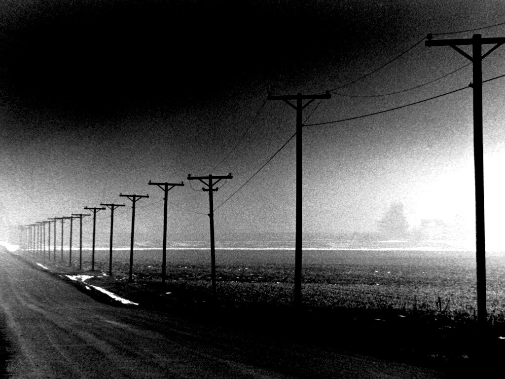 Столбы вдоль дороги обои