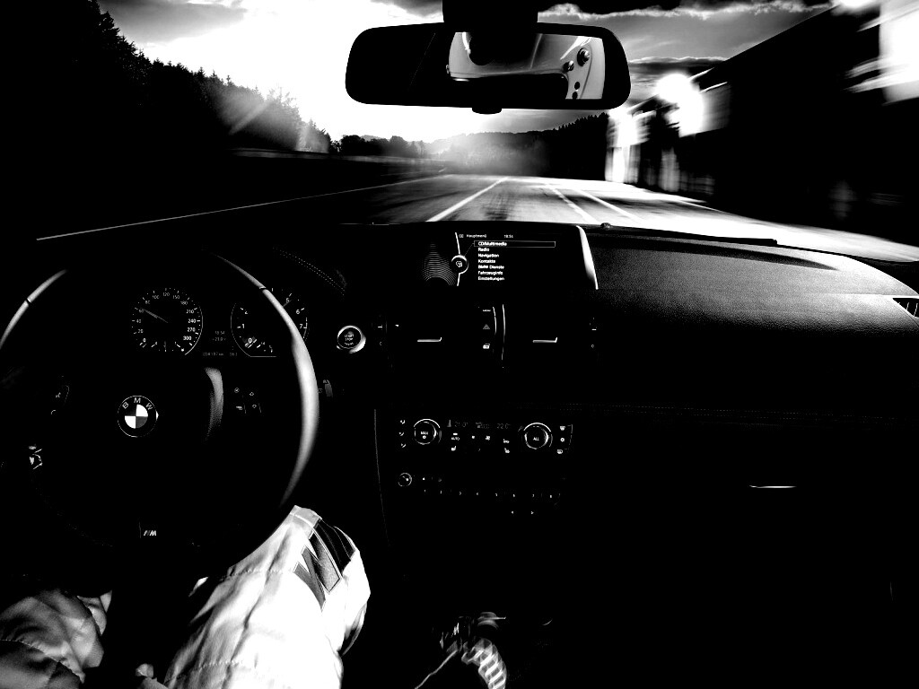 За рулём BMW обои