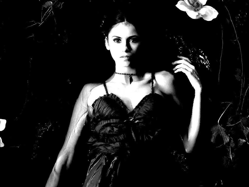 Женщина в красном платье обои