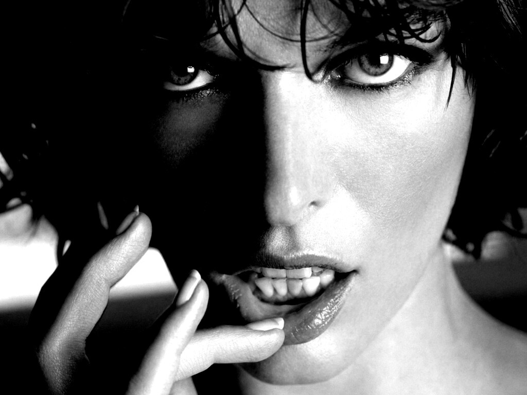 Мила Йововчи крупным планом обои