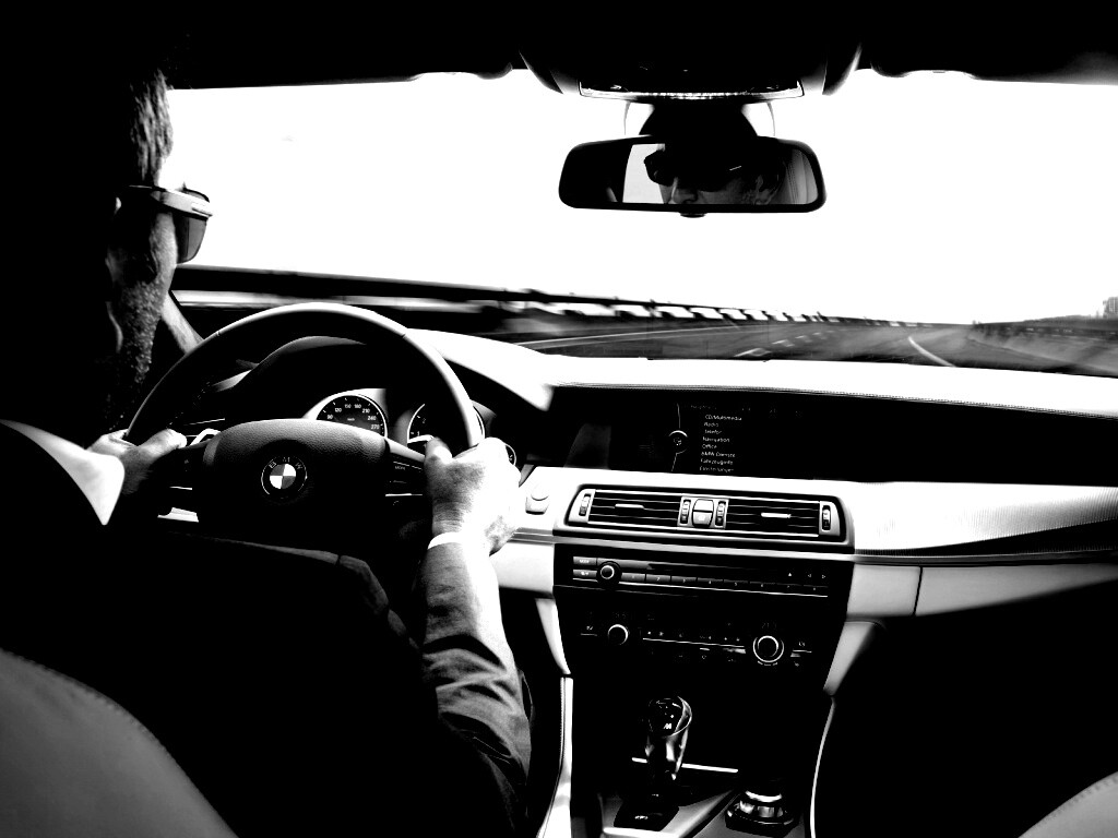 За рулём BMW F10 обои