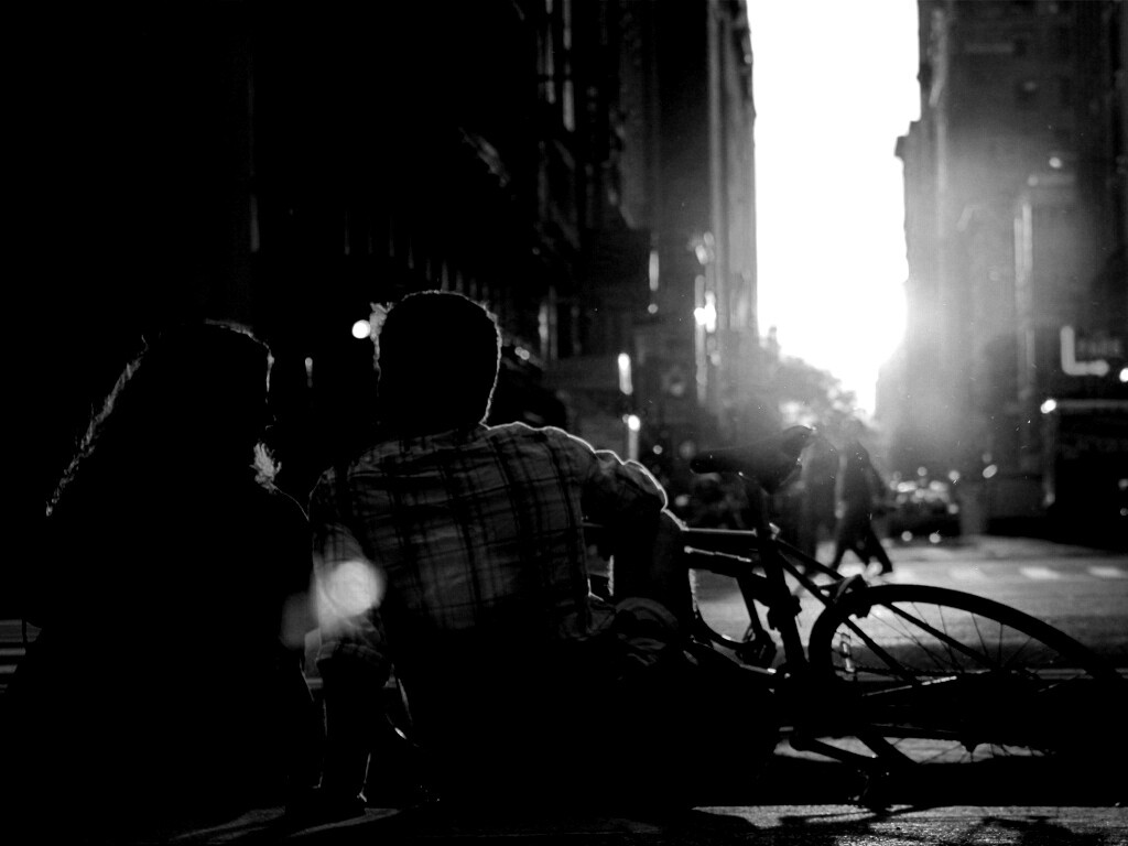 Девушка и парень с велосипедом на закате обои