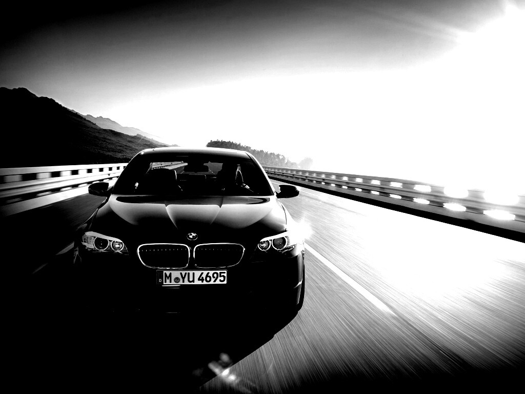 Синий БМВ на дороге обои