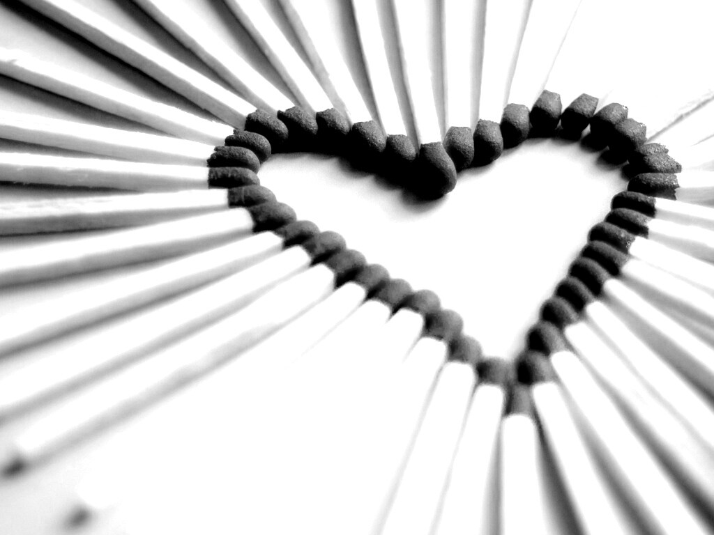 Сердечко из спичек обои