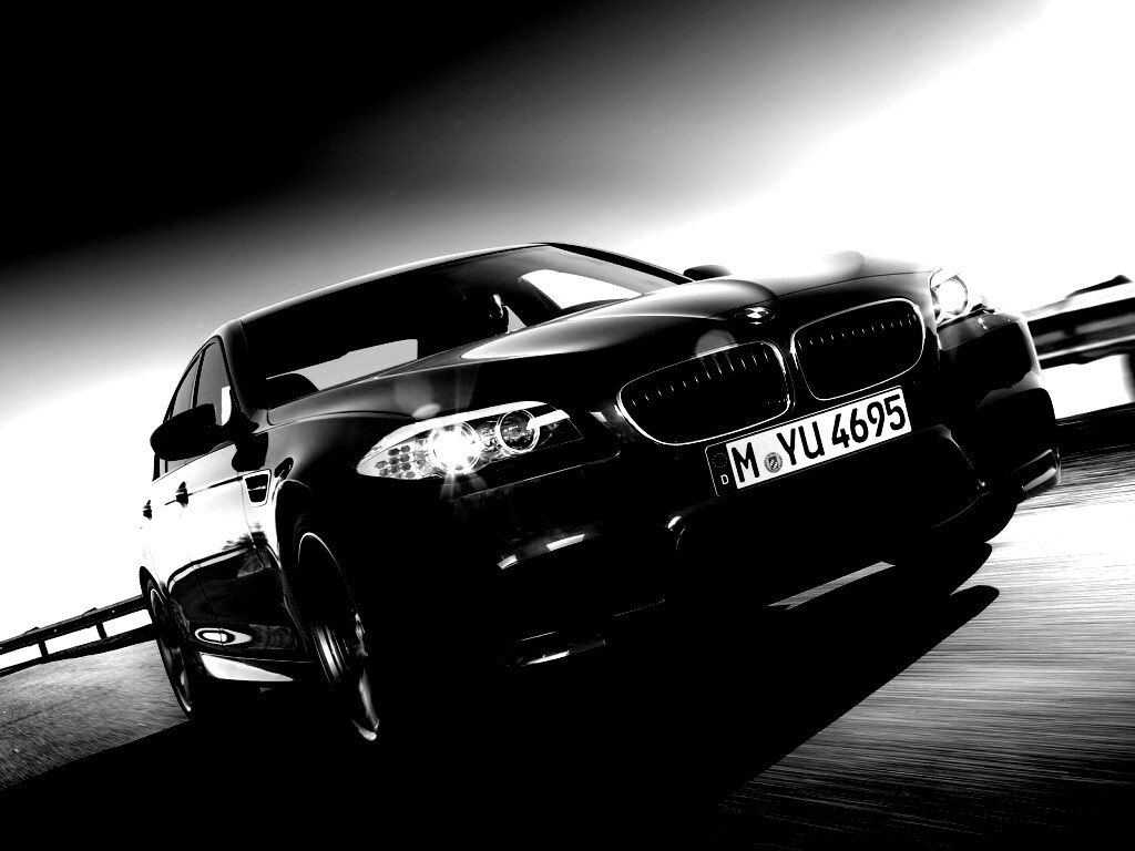 Синий БМВ на трассе обои