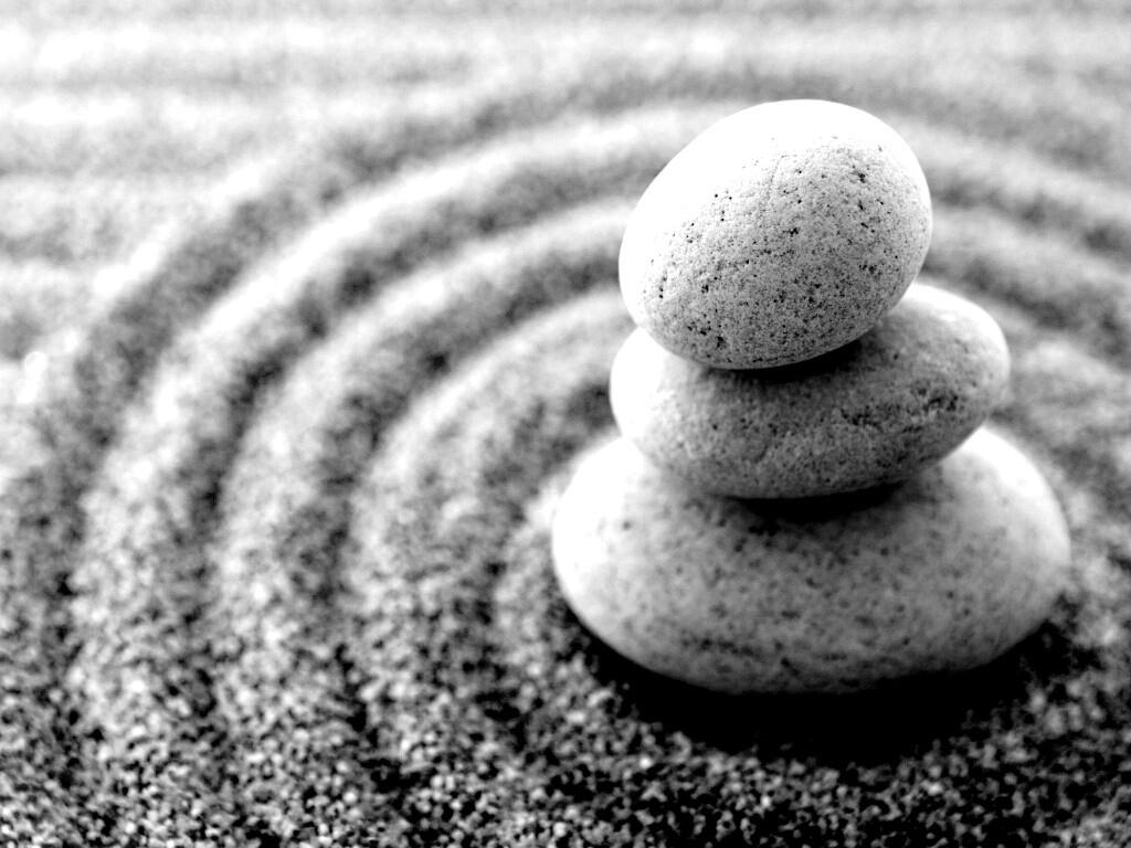 Пирамидка в саду камней обои