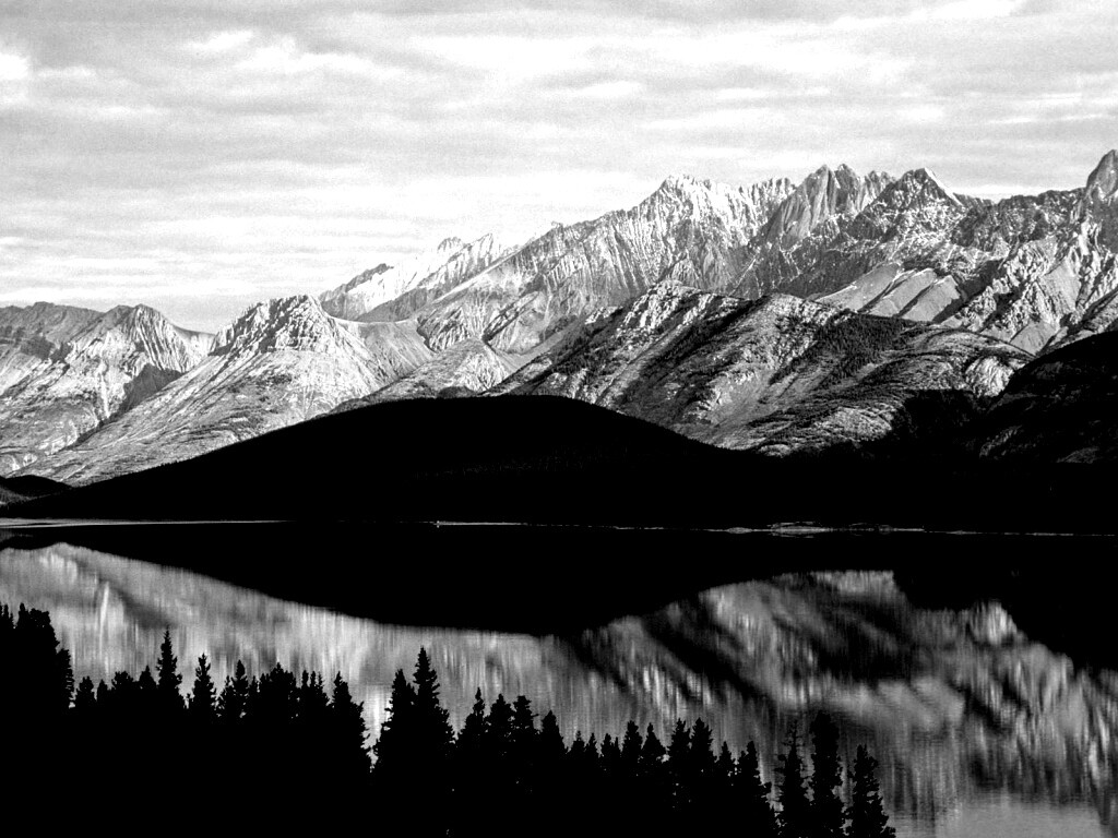 Озеро в предгорье обои