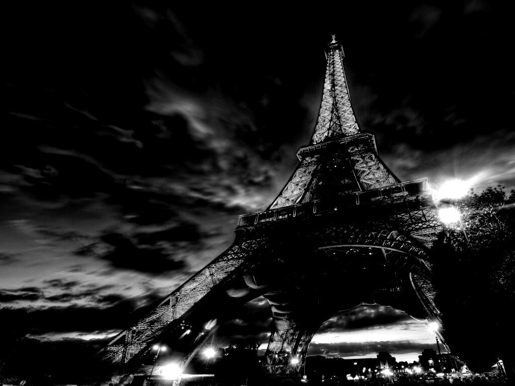 Вид снизу на Эйфелеву башню обои