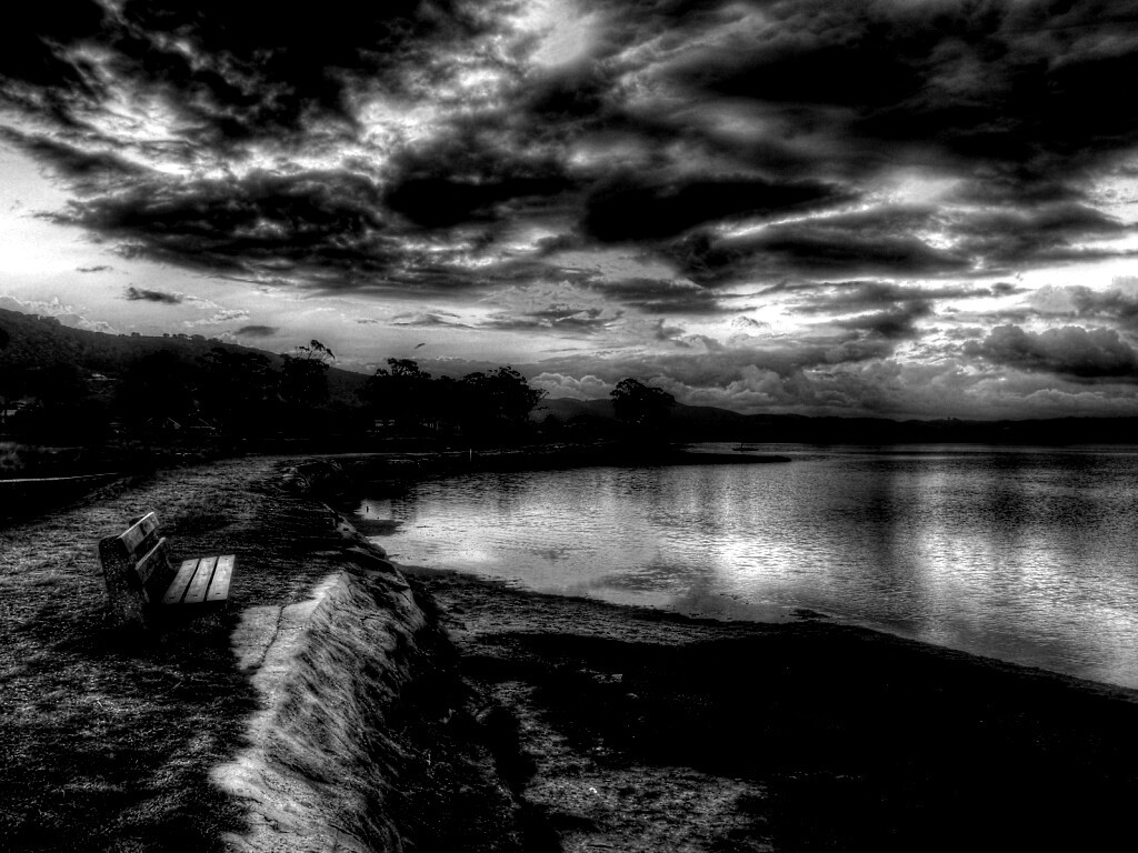 Скамейка у озера обои