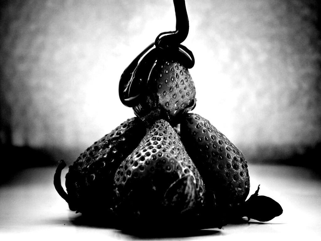 Аппетитная клубничка с шоколадом обои