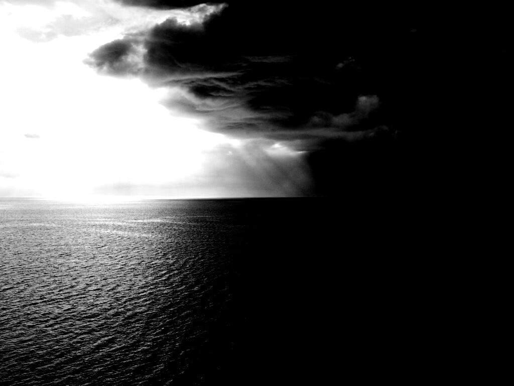 Синее море и грозные тучи обои