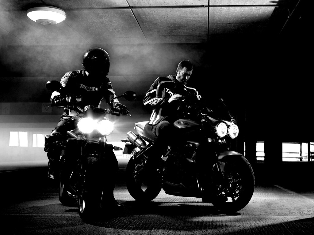 Мотоциклисты на парковке обои