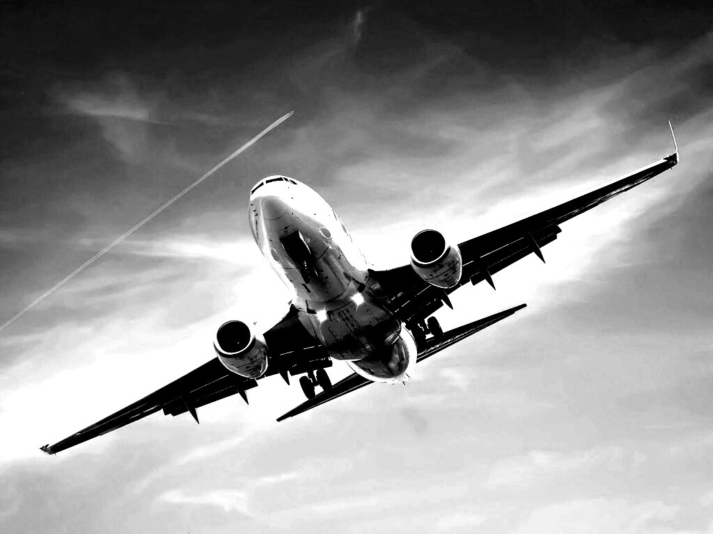 Лайнер в небе обои