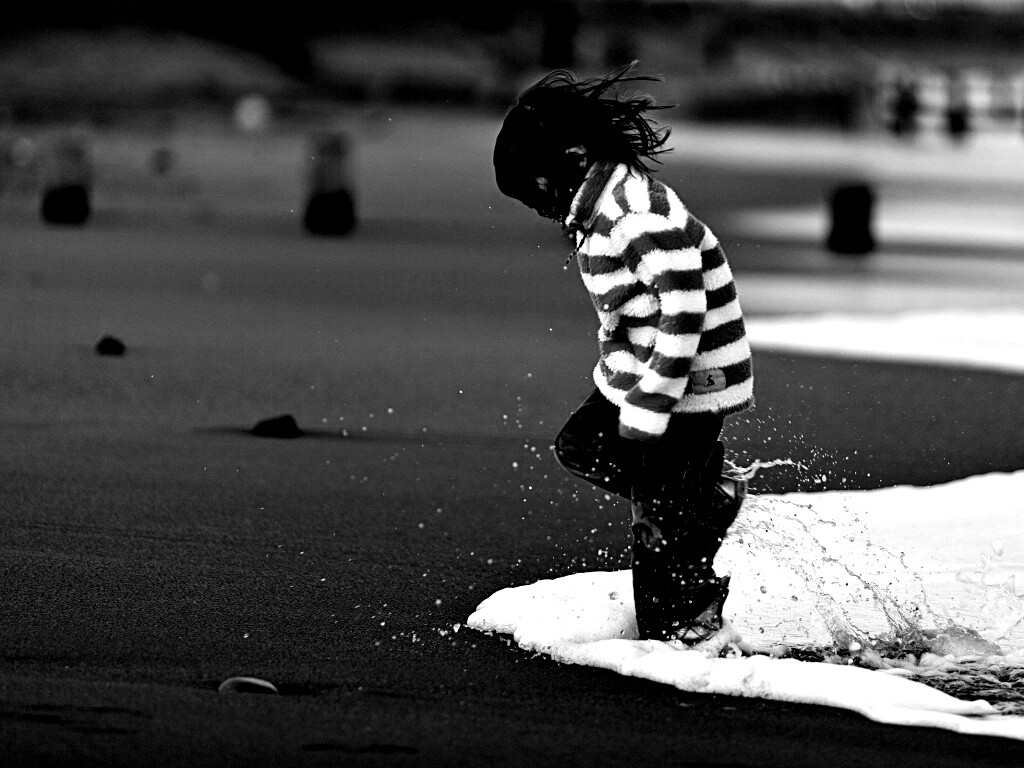 Ребенок и волна обои