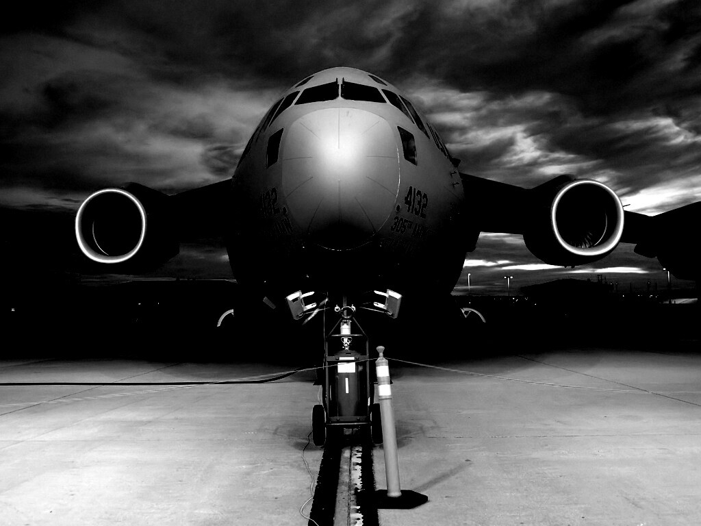 Самолет на взлетной полосе обои