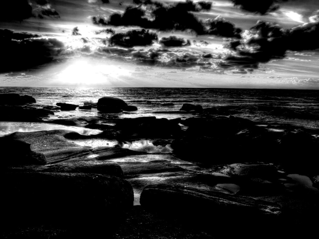 Каменистый берег на закате обои