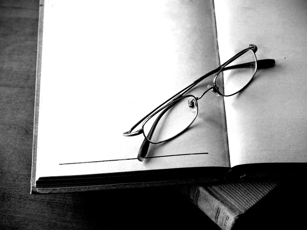 Очки и блокнот обои