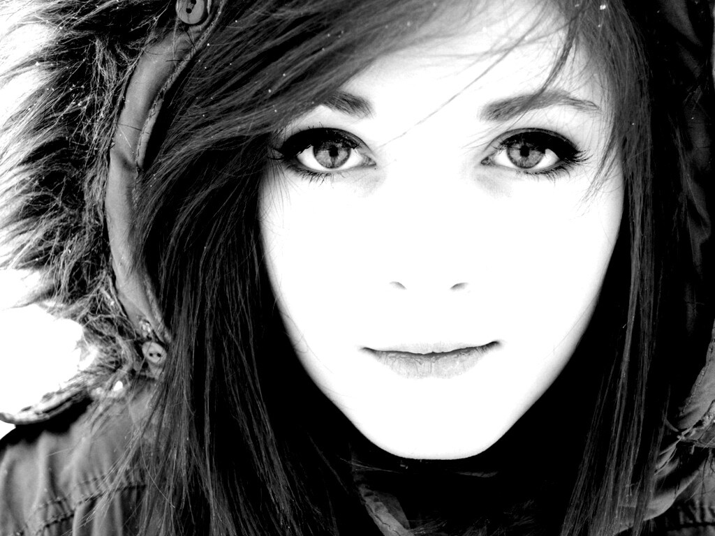 Рыжая в капюшоне обои