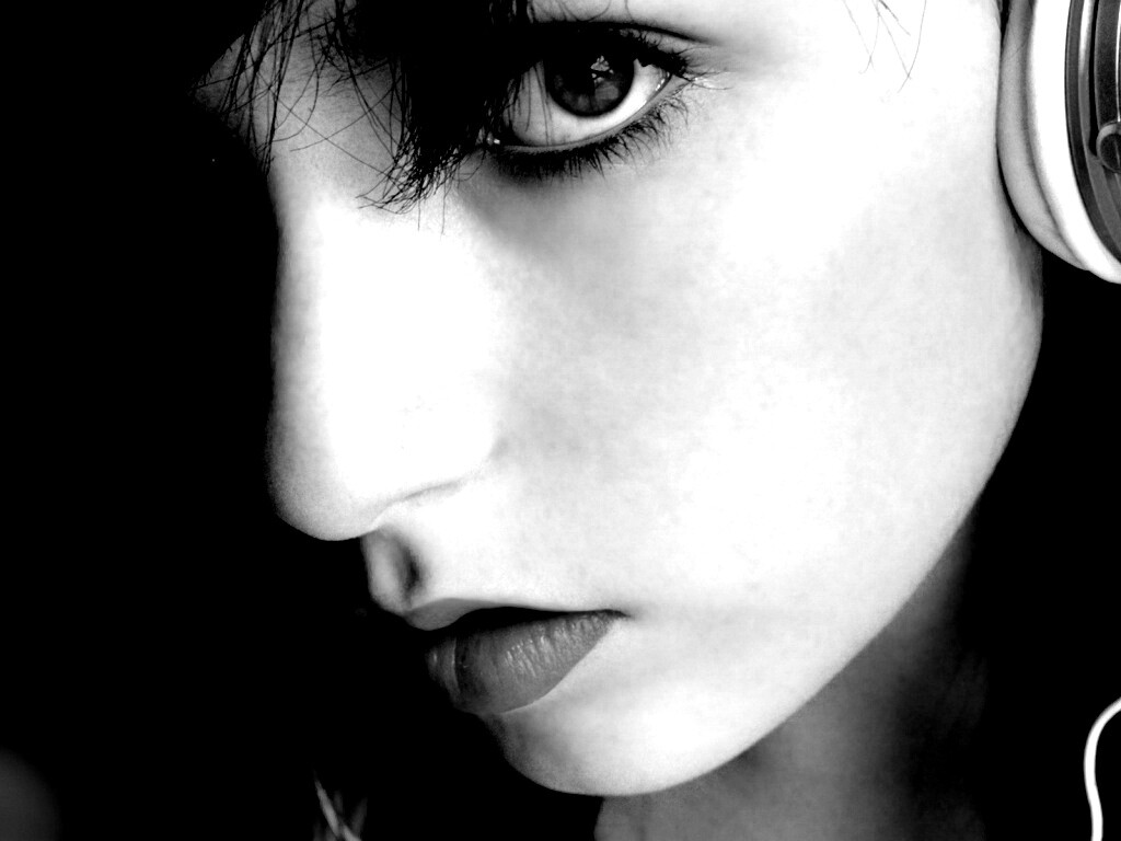 Наушники и девушка обои