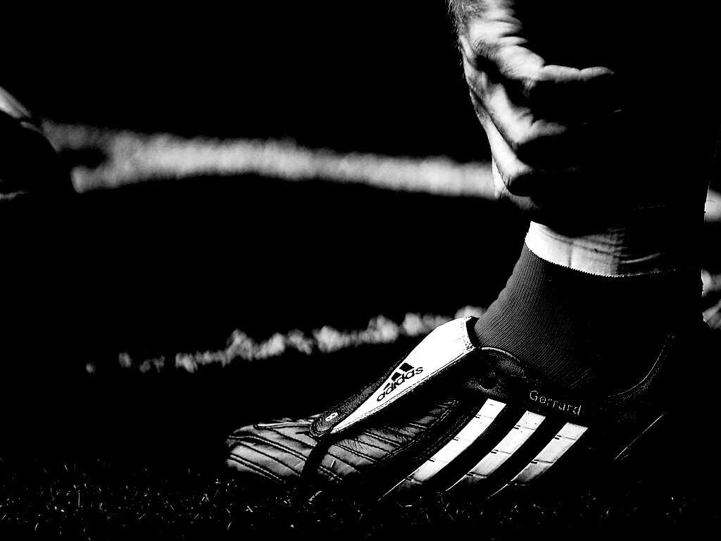 Левая нога футболиста в бутсе обои