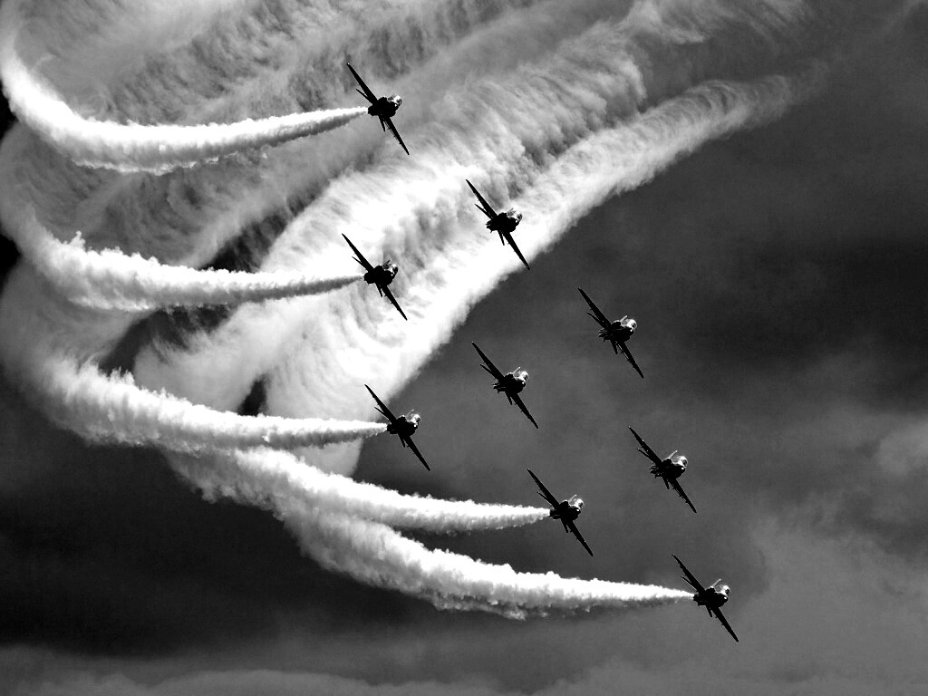 Красивая эскадра самолетов на авиашоу обои