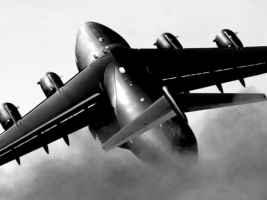 Большой грузовой самолет на взлете обои