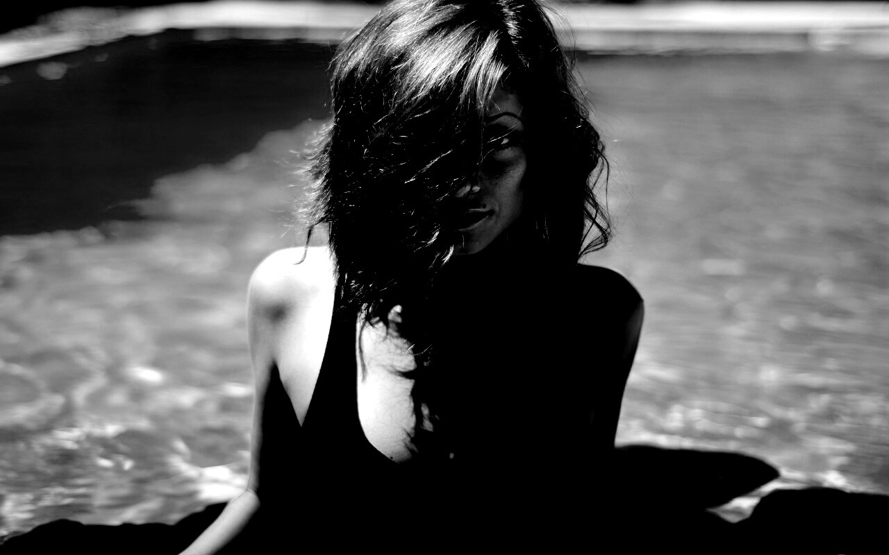 Девушка рядом с бассейном обои