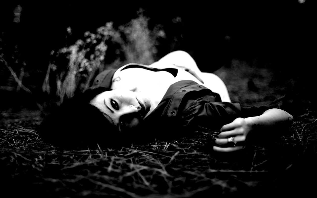 Лежащая на траве обои