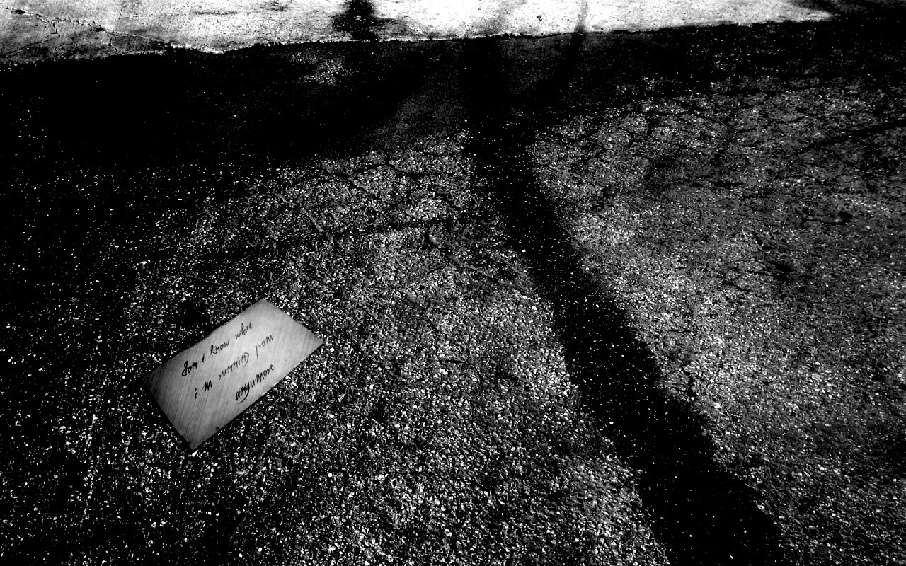 Записка на асфальте обои
