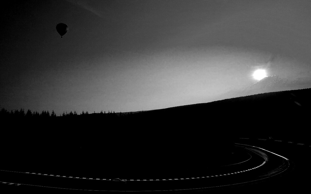 Воздушный шар над треком обои