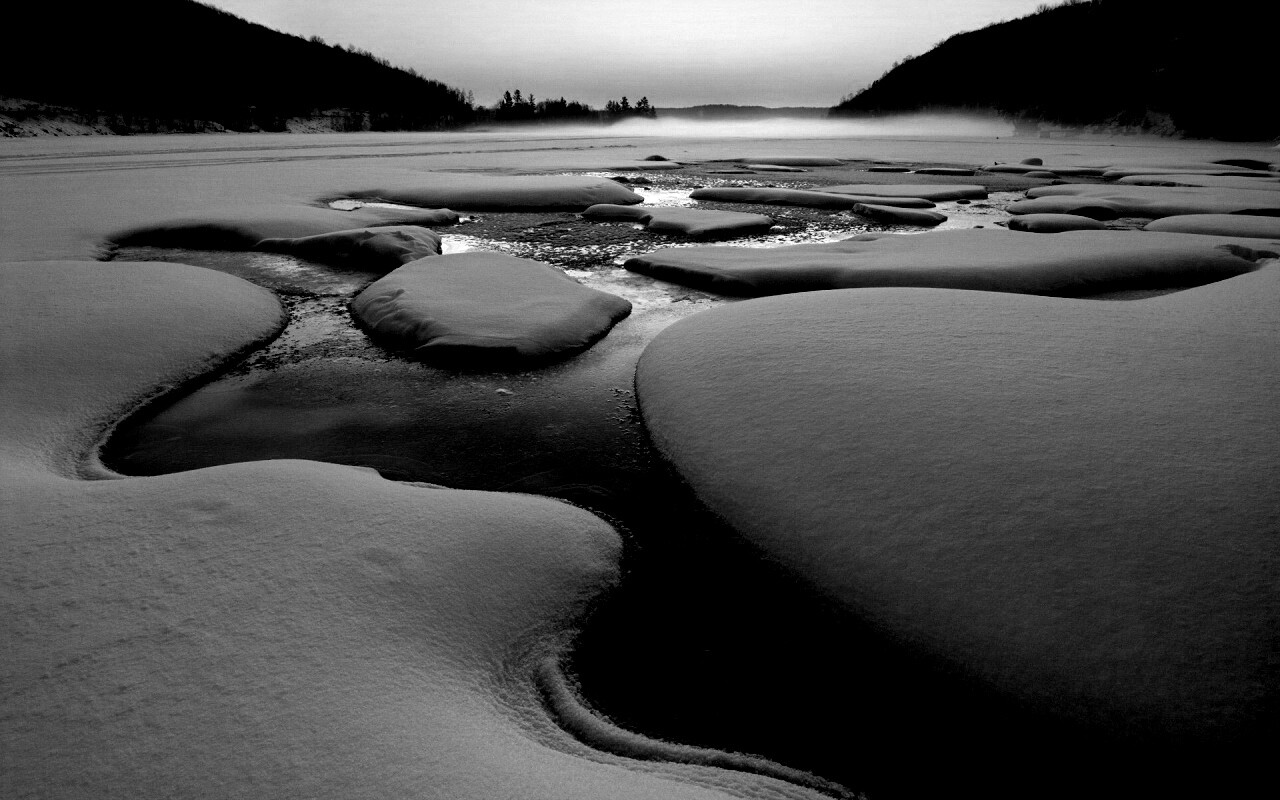 Полынья на замерзшем озере обои