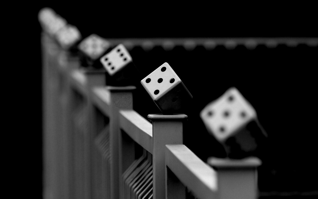 Игральные кости украшающие перила обои