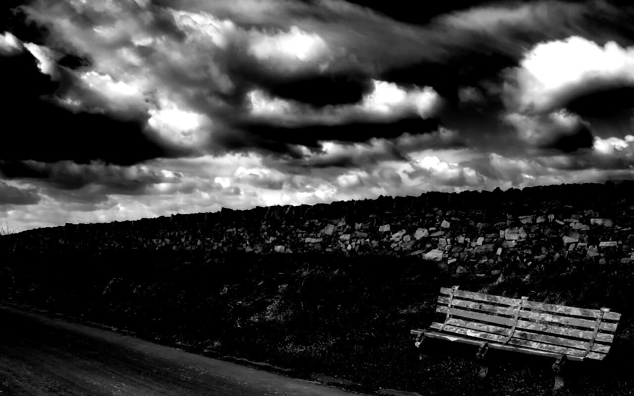 Скамейка у дороги обои