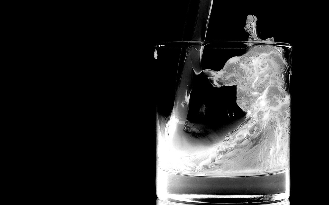 Огонь и вода в стакане обои