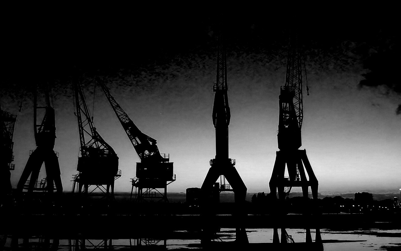 Силуэты портовых кранов обои