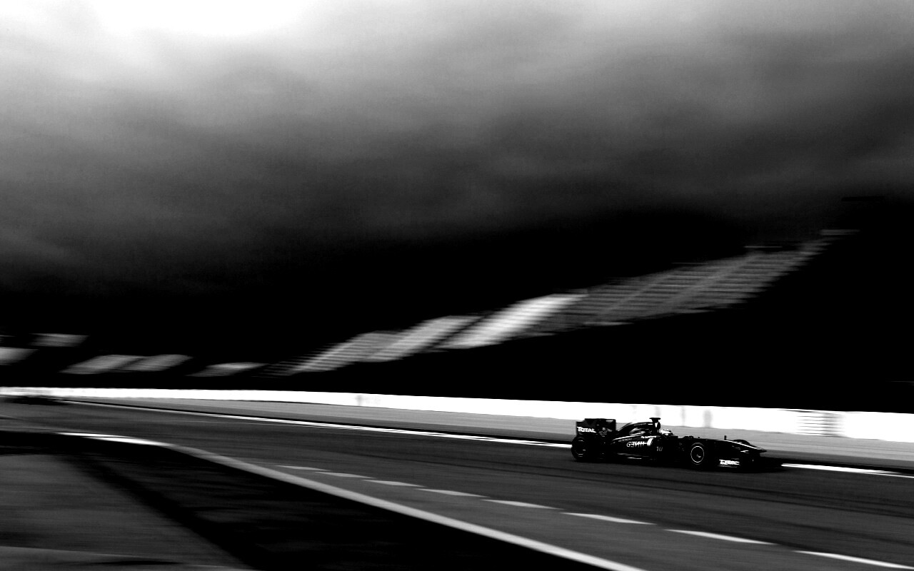 Болид на треке обои