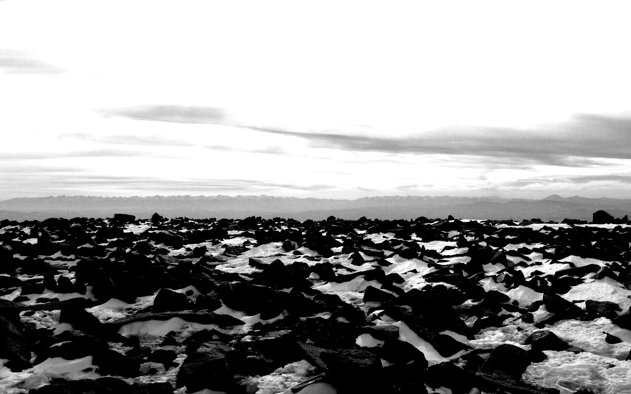 Заснеженная каменистая равнина обои