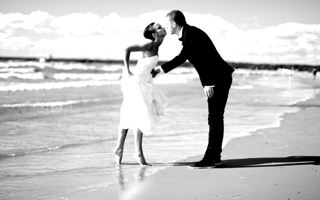 Поцелуй на пляже обои