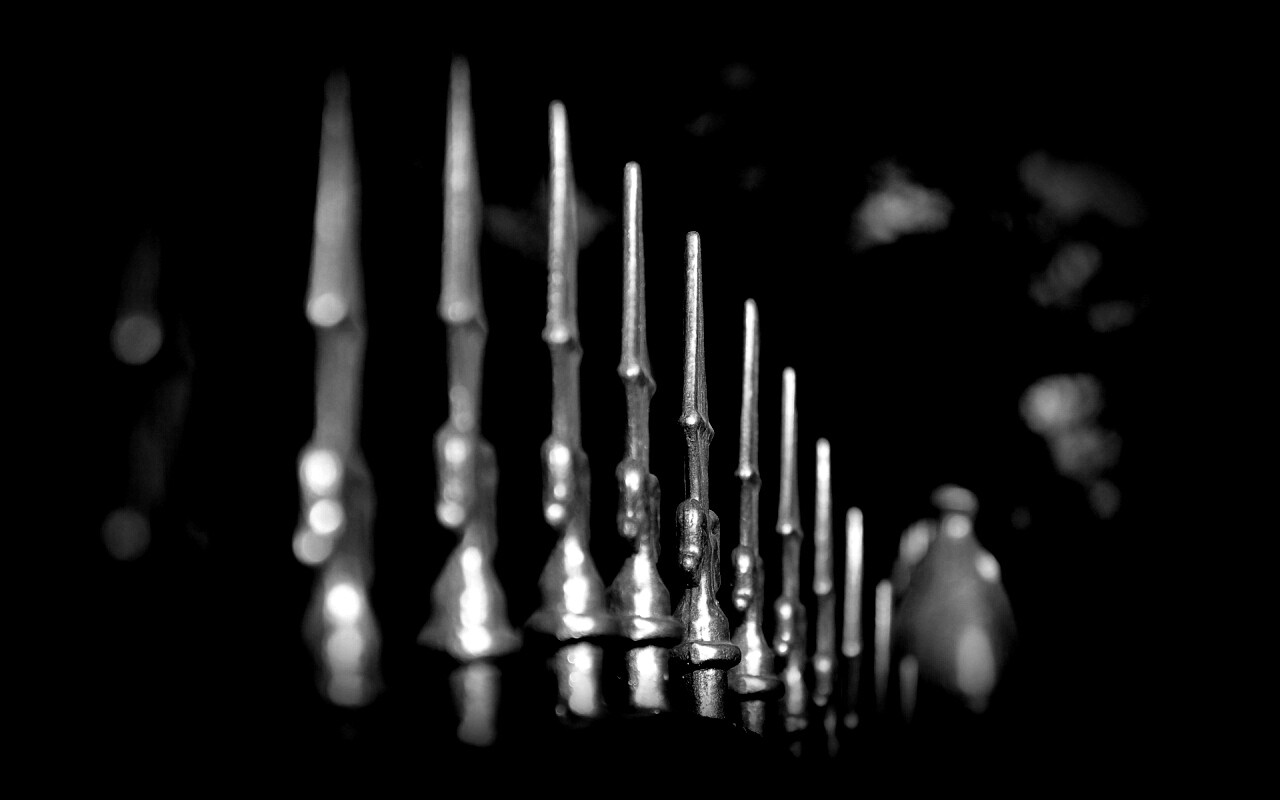 Оранжевые наконечники на ограде обои