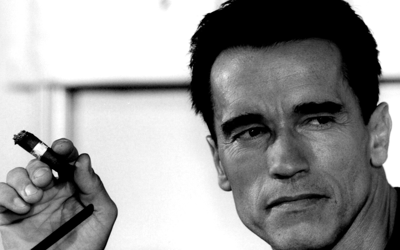 Арнольд Шварцнеггер с сигарой обои