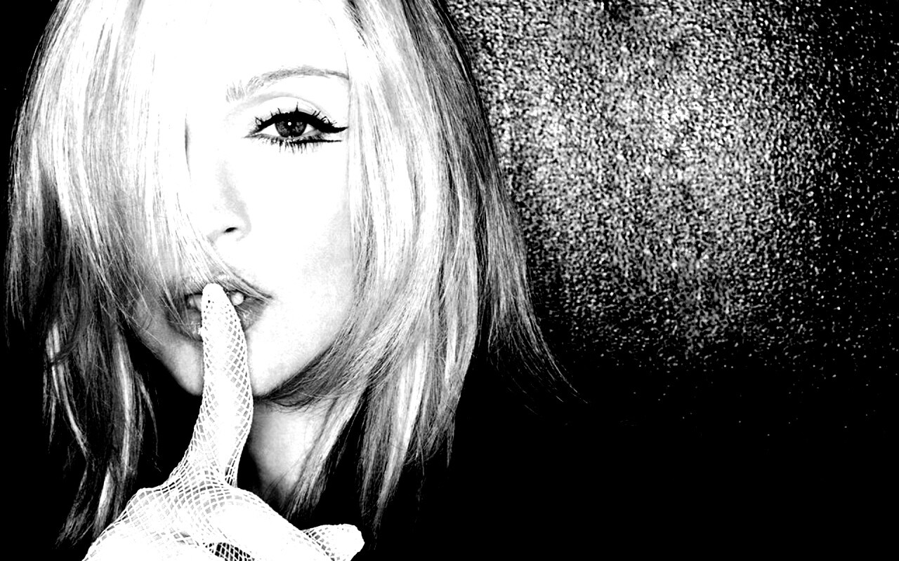 Мадонна прикладывает палец к губам обои